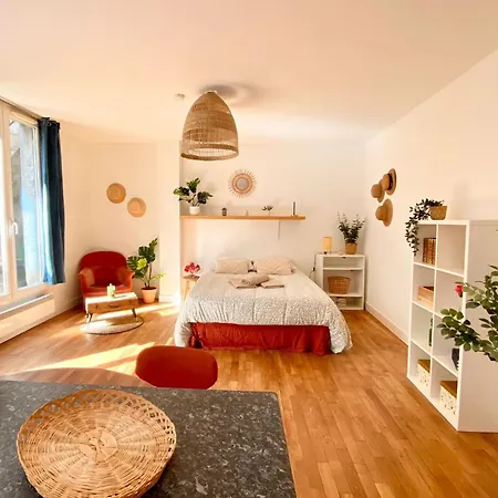 Proche Du Theatre تور